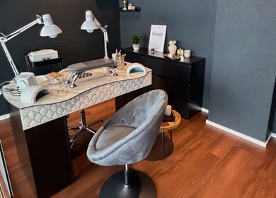 Moderner Nageltisch bei Dea Nagelstudio in Emmen, Luzern, CH, mit stilvollem Design.