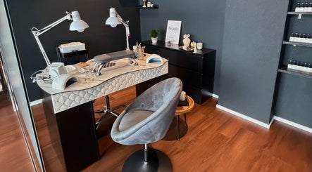 Moderner Nageltisch bei Dea Nagelstudio in Emmen, Luzern, CH, mit stilvollem Design.