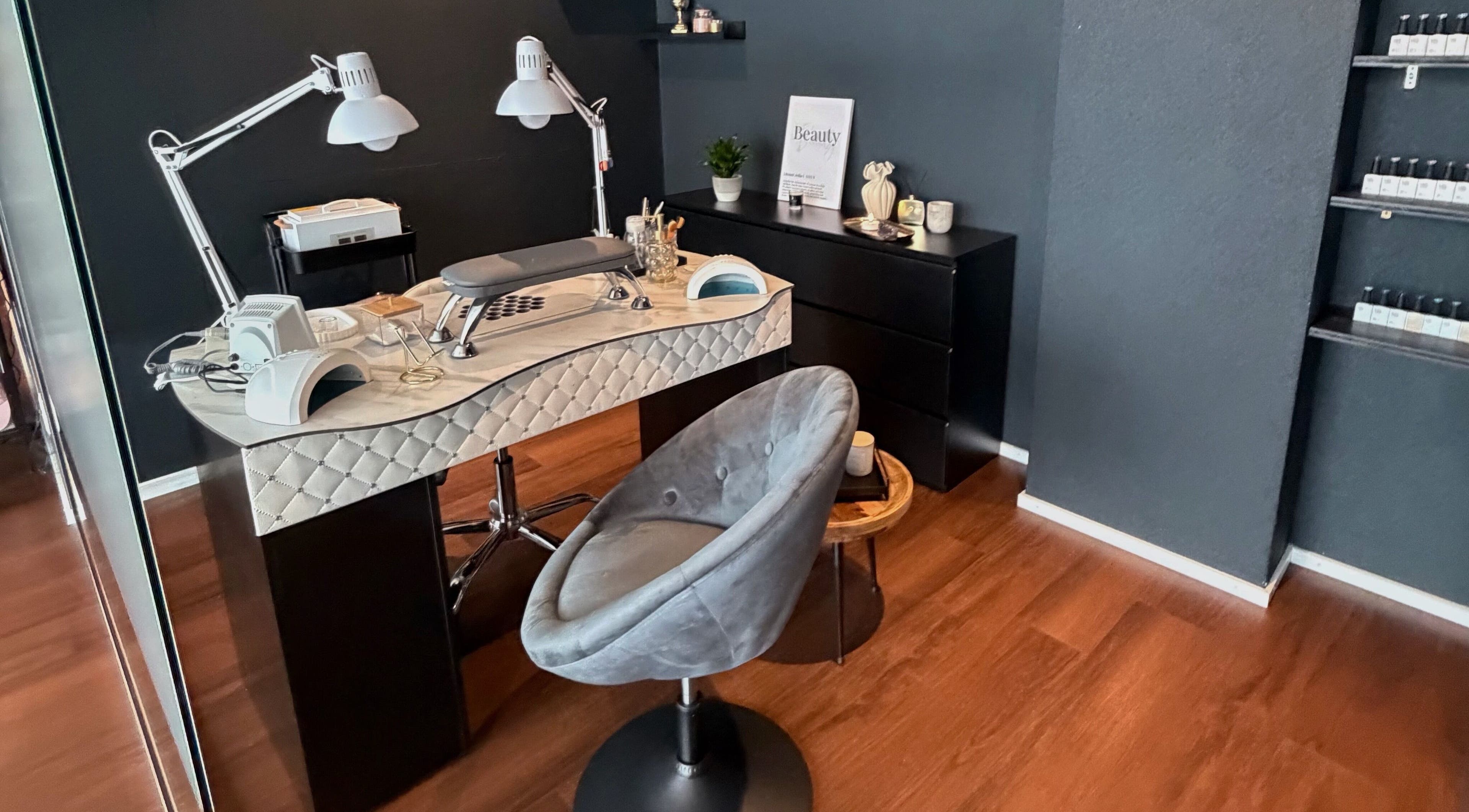 Moderner Nageltisch bei Dea Nagelstudio in Emmen, Luzern, CH, mit stilvollem Design.