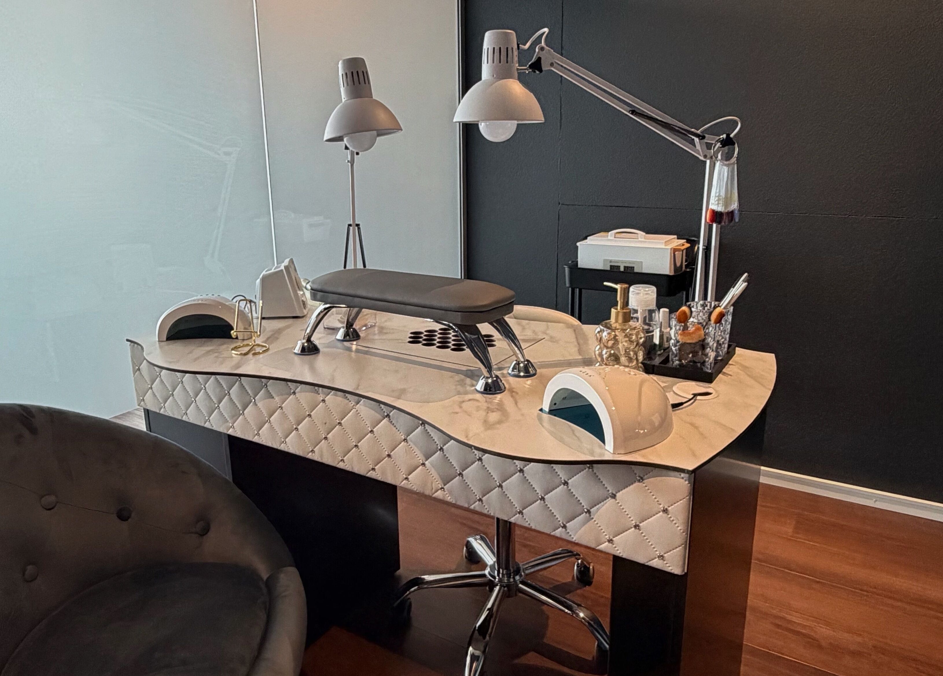 Eleganter Nageltisch bei Dea Nagelstudio, Emmen, Luzern, CH, ausgestattet mit moderner Beleuchtung und Geräten.