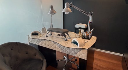 Eleganter Nageltisch bei Dea Nagelstudio, Emmen, Luzern, CH, ausgestattet mit moderner Beleuchtung und Geräten.