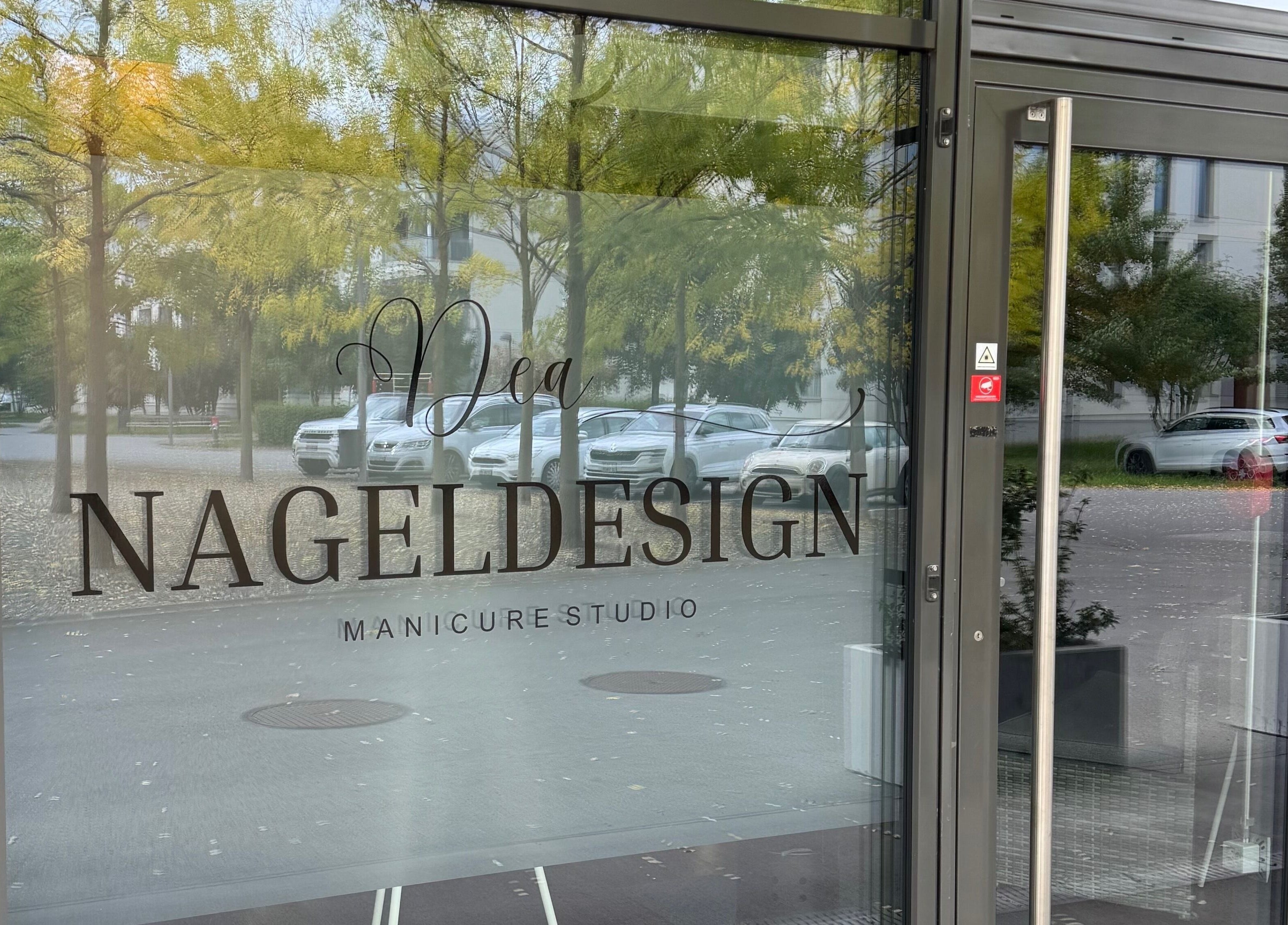 Glasfront von Dea Nagelstudio in Emmen, Luzern, CH mit elegantem Logo.