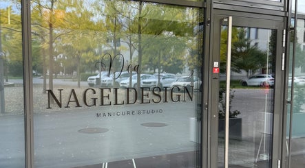 Glasfront von Dea Nagelstudio in Emmen, Luzern, CH mit elegantem Logo.