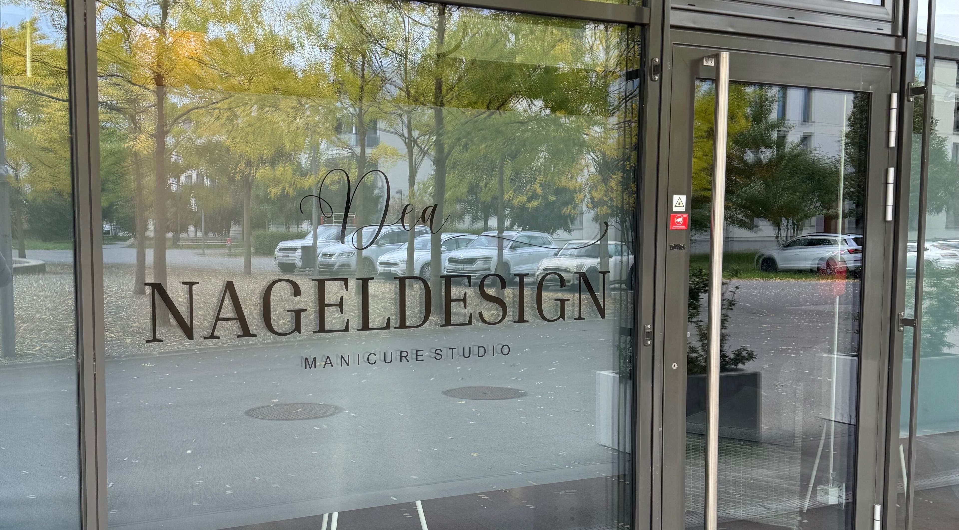Glasfront von Dea Nagelstudio in Emmen, Luzern, CH mit elegantem Logo.