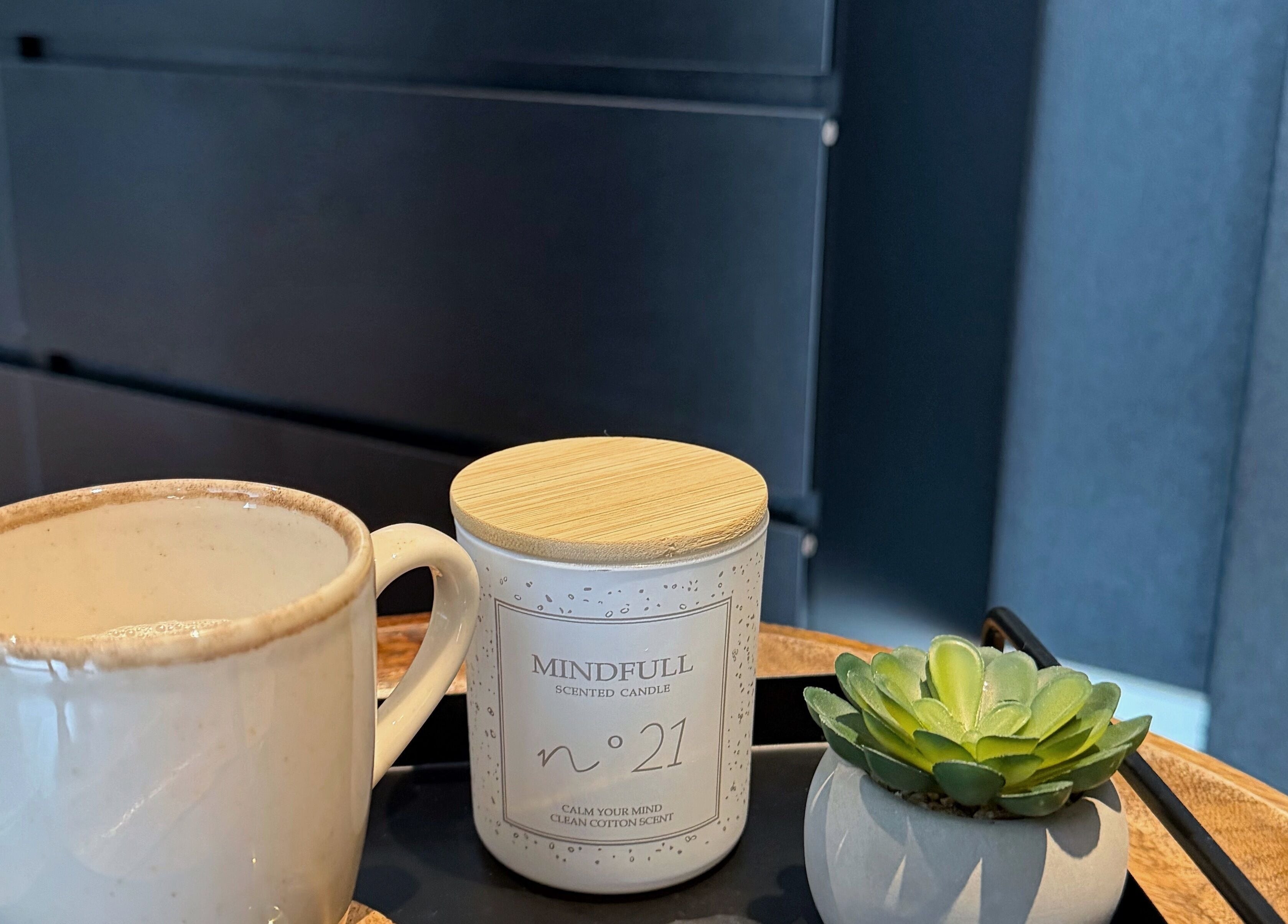 Beruhigende Tasse Kaffee und Duftkerze bei Dea Nagelstudio, Emmen, Luzern, CH für ein entspannendes Erlebnis.