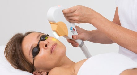 Traitement visage IPL à In Dermo, Milhaud, Occitanie, FR pour un teint radieux.