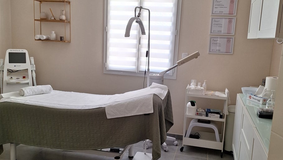 Salle de soins lumineux à In Dermo, Milhaud, Occitanie, FR avec équipement moderne et ambiance apaisante.