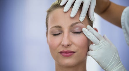 Soin du visage expert chez In Dermo, Milhaud, Occitanie, FR, pour une peau radieuse.