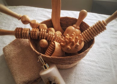 Accessoires de massage en bois chez In Dermo, Milhaud, Occitanie, FR, sur une serviette chic.