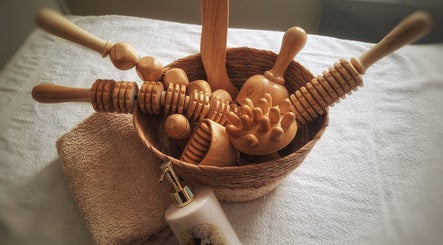 Accessoires de massage en bois chez In Dermo, Milhaud, Occitanie, FR, sur une serviette chic.