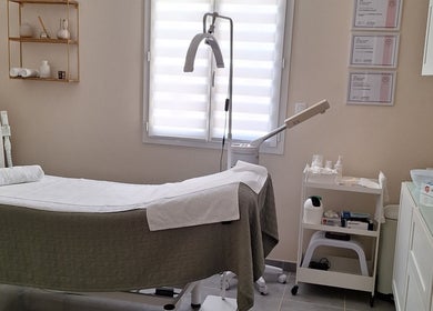 Salle de soins moderne chez In Dermo, Milhaud, Occitanie, FR avec équipements esthétiques.