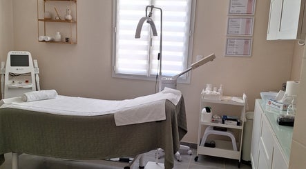 Salle de soins moderne chez In Dermo, Milhaud, Occitanie, FR avec équipements esthétiques.