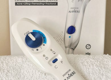 Appareil Plamere sur serviette à In Dermo, Milhaud, Occitanie, FR, pour soins esthétiques.