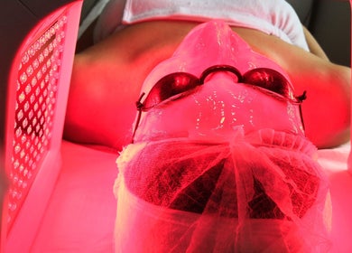 Traitement LED chez In Dermo, Milhaud, Occitanie, FR, offrant des soins de beauté lumineux.