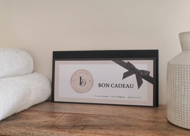 Bon cadeau In Dermo, Milhaud, Occitanie, FR sur étagère avec serviettes et vase blanc.