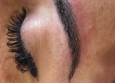 Sourcils soignés à In Dermo, Milhaud, Occitanie, FR, montrant expertise en beauté et bien-être.