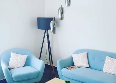 Elegantna plava sjedeća garnitura u Beauty centar Eos, Zagreb, Grad Zagreb, HR.