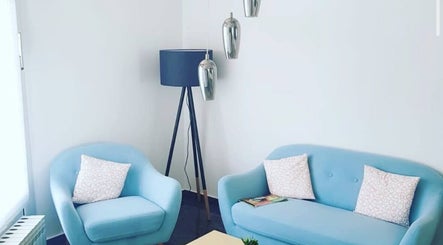 Elegantna plava sjedeća garnitura u Beauty centar Eos, Zagreb, Grad Zagreb, HR.