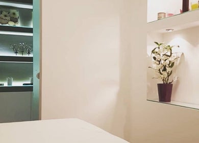 Elegant soba u Beauty centar Eos, Zagreb, Grad Zagreb, HR, s bijelim zidovima i svijetlim dekorom.