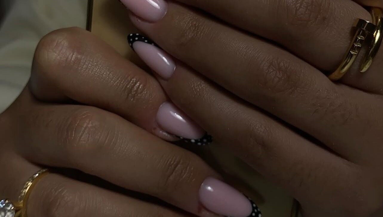 Manucure élégante avec ongles roses et noir chez Ongle Wafa, Villeurbanne, Auvergne-rhône-alpes, FR.