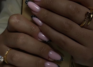 Manucure élégante avec ongles roses et noir chez Ongle Wafa, Villeurbanne, Auvergne-rhône-alpes, FR.