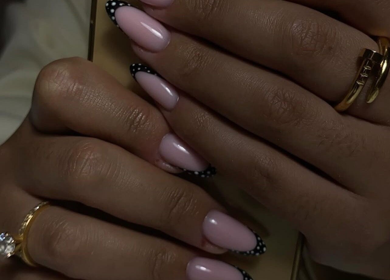 Manucure élégante avec ongles roses et noir chez Ongle Wafa, Villeurbanne, Auvergne-rhône-alpes, FR.