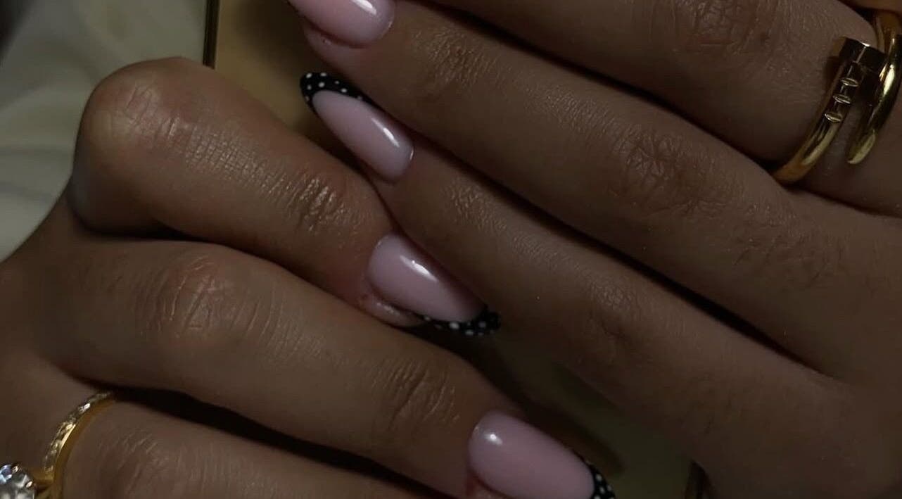 Manucure élégante avec ongles roses et noir chez Ongle Wafa, Villeurbanne, Auvergne-rhône-alpes, FR.