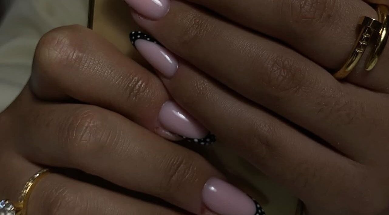 Manucure élégante avec ongles roses et noir chez Ongle Wafa, Villeurbanne, Auvergne-rhône-alpes, FR.