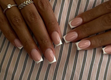 Manucure française élégante chez Ongle Wafa, Villeurbanne, Auvergne-rhône-alpes, FR.