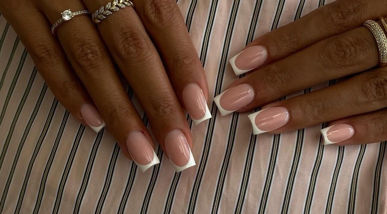 Manucure française élégante chez Ongle Wafa, Villeurbanne, Auvergne-rhône-alpes, FR.