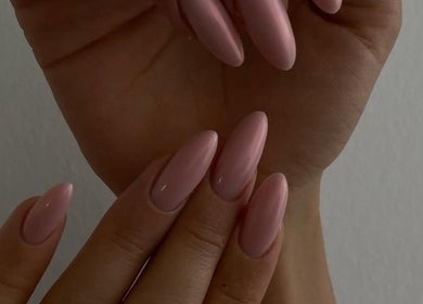 Manucure élégante chez Ongle Wafa, Villeurbanne, Auvergne-rhône-alpes, FR, avec des ongles roses sophistiqués.