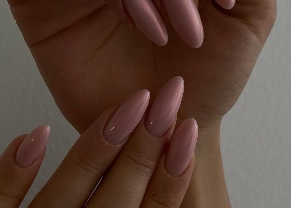 Manucure élégante chez Ongle Wafa, Villeurbanne, Auvergne-rhône-alpes, FR, avec des ongles roses sophistiqués.