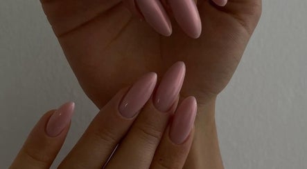 Manucure élégante chez Ongle Wafa, Villeurbanne, Auvergne-rhône-alpes, FR, avec des ongles roses sophistiqués.