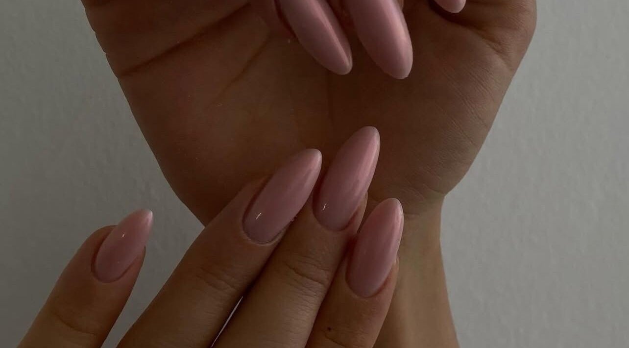 Manucure élégante chez Ongle Wafa, Villeurbanne, Auvergne-rhône-alpes, FR, avec des ongles roses sophistiqués.