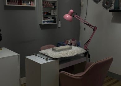 Estación de manicura en Nails by Stef, Guayaquil, Guayas, EC, equipada con lámpara rosa y silla cómoda.