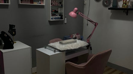 Estación de manicura en Nails by Stef, Guayaquil, Guayas, EC, equipada con lámpara rosa y silla cómoda.