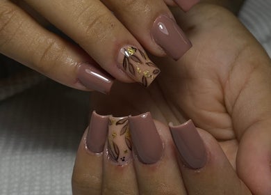 Uñas decoradas con diseño floral y tonos nude en Nails by stef, Guayaquil, Guayas, EC.
