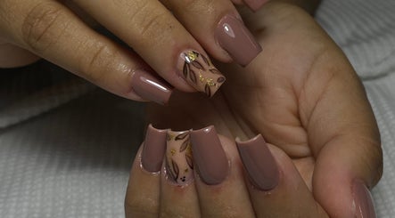 Uñas decoradas con diseño floral y tonos nude en Nails by stef, Guayaquil, Guayas, EC.