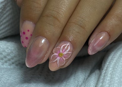 Uñas decoradas con diseño de flor en Nails by Stef, Guayaquil, Guayas, EC.