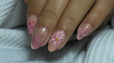 Uñas decoradas con diseño de flor en Nails by Stef, Guayaquil, Guayas, EC.