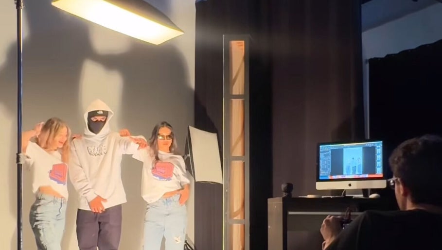 Sesión de fotos en Soy Nico Álvarez en Madrid, Comunidad De Madrid, ES, mostrando a tres personas posando.