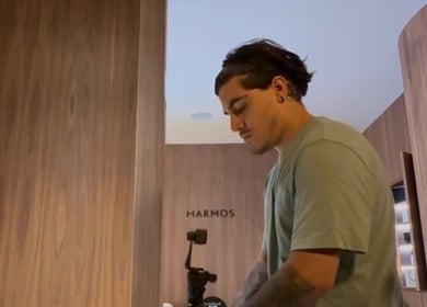 Profesional estilista en Soy Nico Álvarez, Madrid, Comunidad De Madrid, ES, aplicado al arte del cuidado personal.