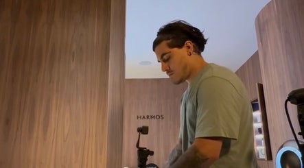 Profesional estilista en Soy Nico Álvarez, Madrid, Comunidad De Madrid, ES, aplicado al arte del cuidado personal.