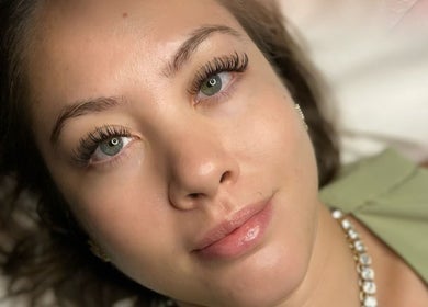 Extensiones de pestañas en MajoBrows Studio, Willemstad, Curaçao, CW, resaltan una mirada encantadora.