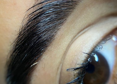 Primer plano de cejas bien definidas en MajoBrows Studio, Willemstad, Curaçao, CW.