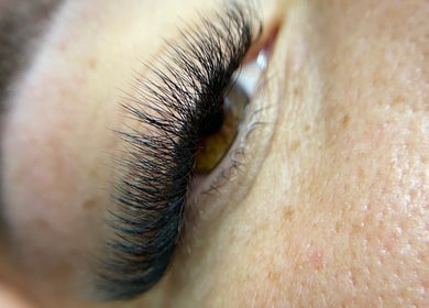 Extensiones de pestañas detalladas en MajoBrows Studio, Willemstad, Curaçao, CW.