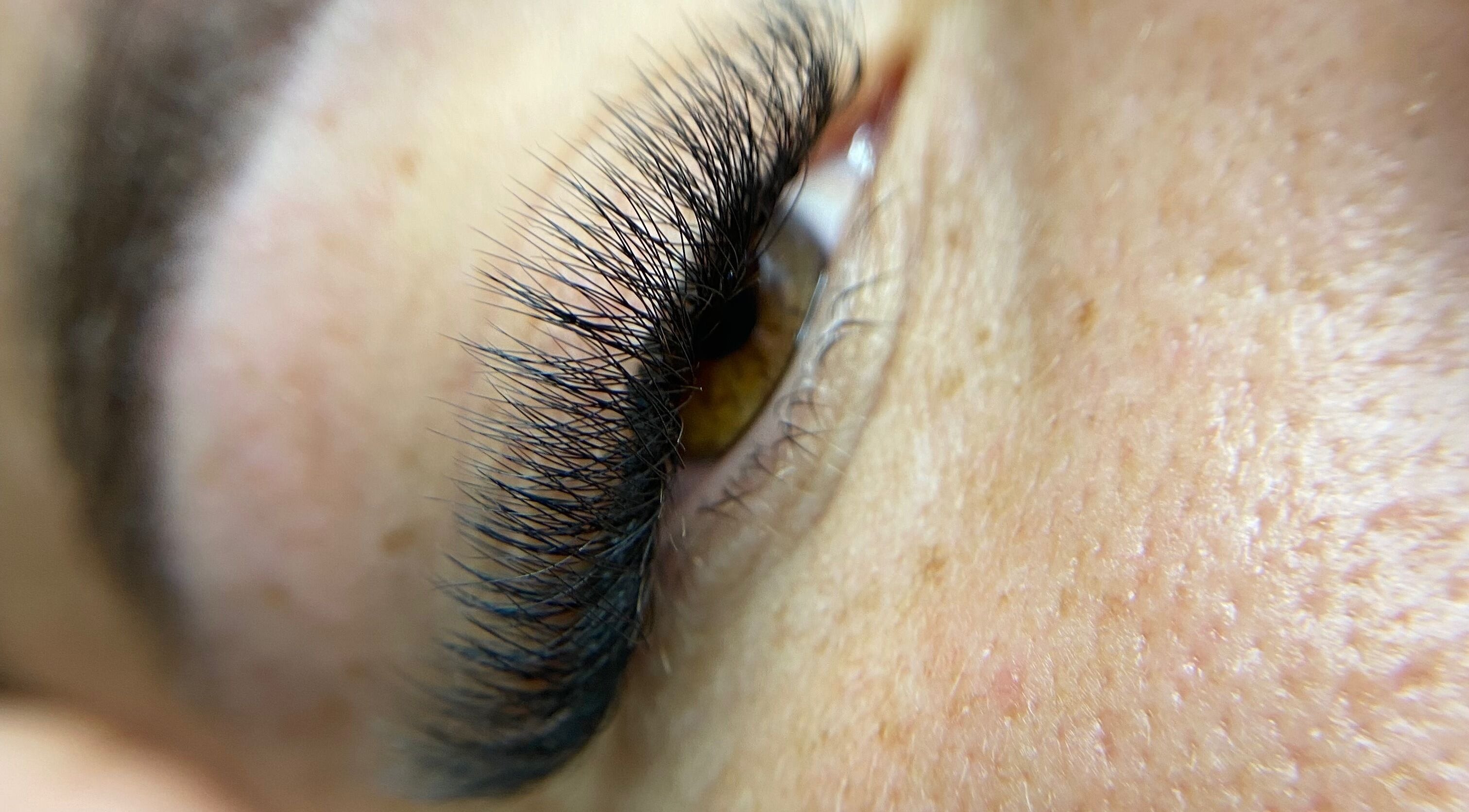 Extensiones de pestañas detalladas en MajoBrows Studio, Willemstad, Curaçao, CW.