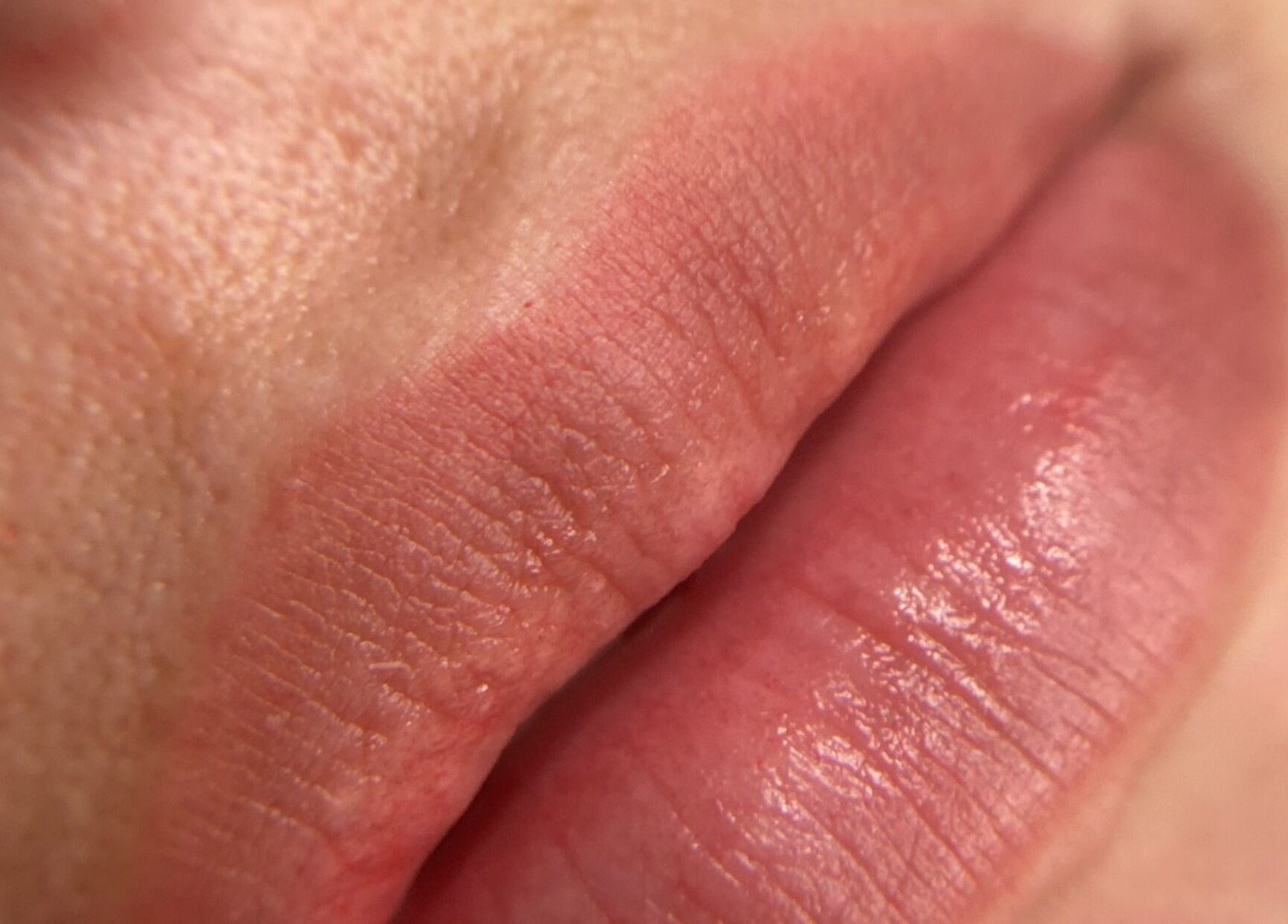 Cerca de labios bien cuidados en MajoBrows Studio, Willemstad, Curaçao, CW.