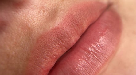 Cerca de labios bien cuidados en MajoBrows Studio, Willemstad, Curaçao, CW.