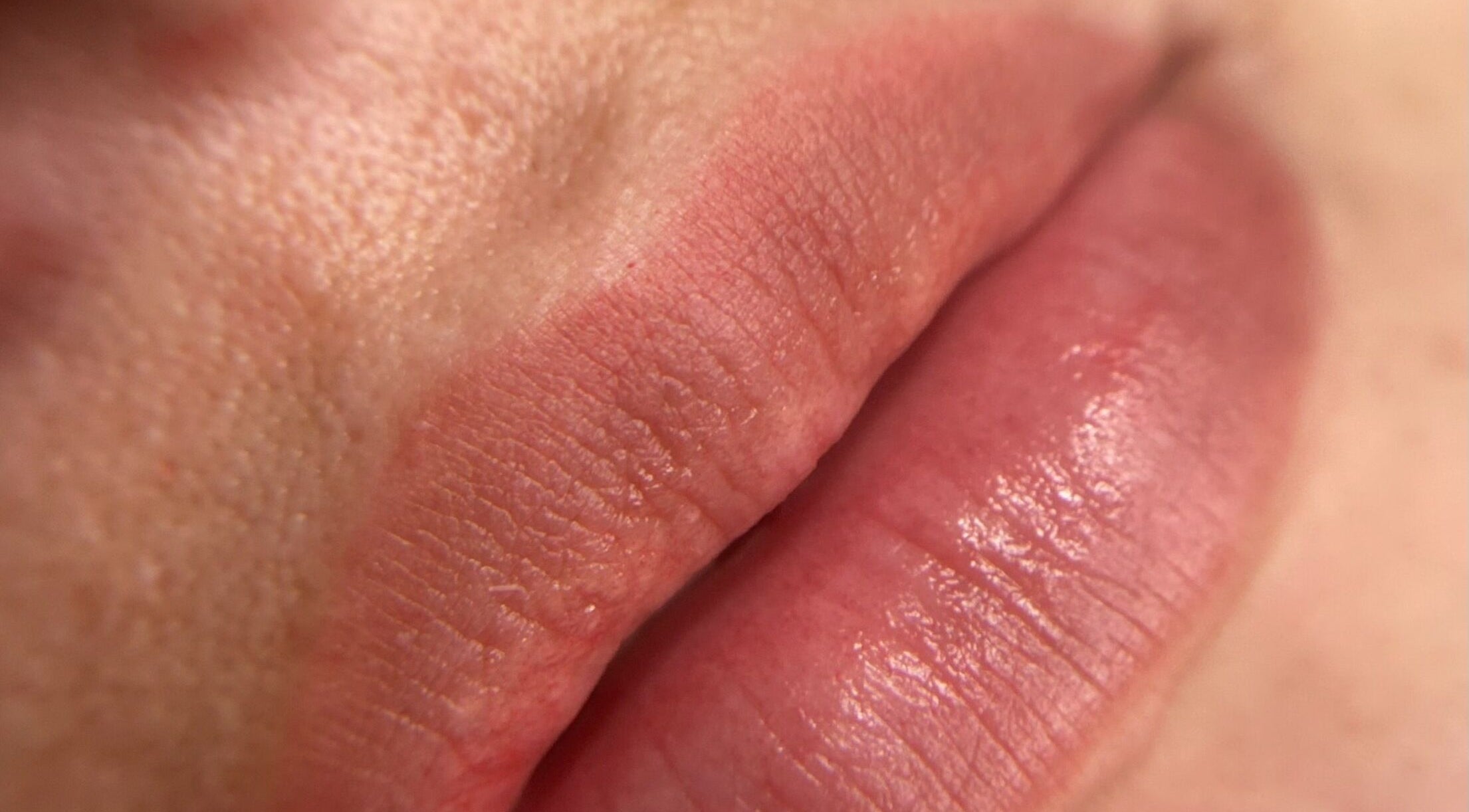 Cerca de labios bien cuidados en MajoBrows Studio, Willemstad, Curaçao, CW.